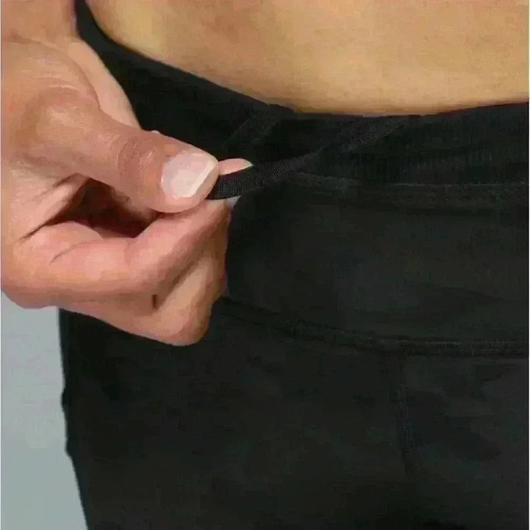 Lululemon Run For Fun Crop  Full-On Luxtreme Savasana Camo 20cm Black size 6 - Picture 8 of 14